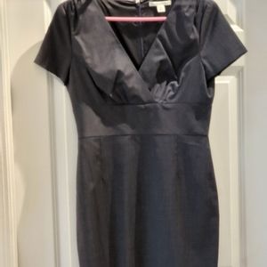 Banana Republic dress size 6 short sleeves below the knee length V-neck full zip